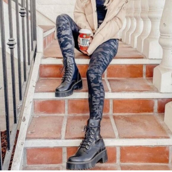 SPANX Faux Leather Camo Legging Matte Black Camo Print L 20185R - Picture 2 of 11